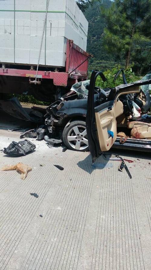 新澳今晚特9点30开什么和300斤巨石砸中汽车与司机被石头砸中死亡