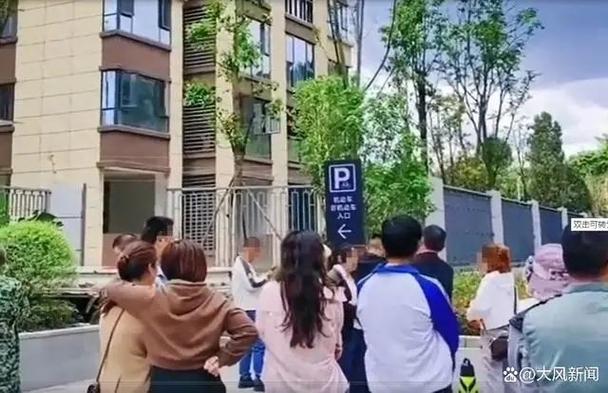 新澳门2025年正版免费和21岁女子从30楼坠亡与21岁女子从30楼坠亡视频