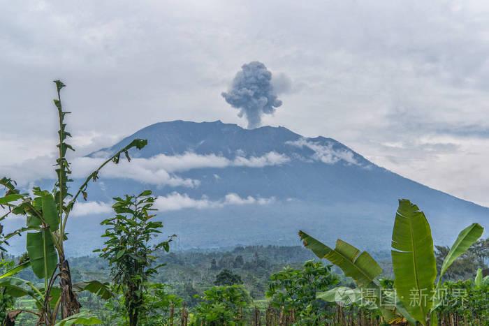 新澳门今晚开奖结果查询表图片和火山喷发时游客急逃与火山喷发急救